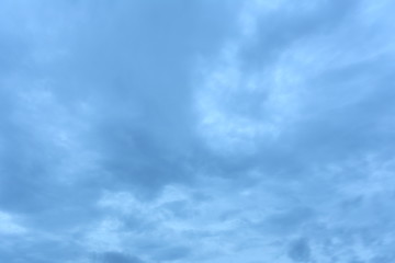 Fototapeta premium Deszczowe chmury na wieczornym niebie i pomysł na złą pogodę.