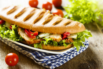 Sandwich with chicken and vegetables