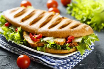 Sandwich with chicken and vegetables