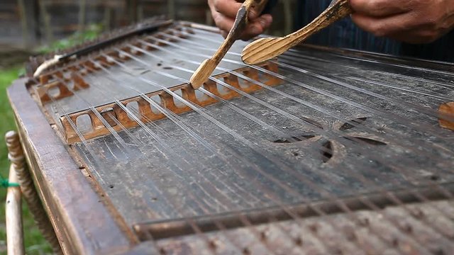 musician plays the old Ukrainian dulcimer