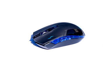 Black computer gaming mouse on white background. Mouse per computer wireless sfondo bianco