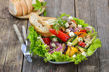 Buntes, gemischtes Gemüse vom Grill mit Feta auf Lollo bionda dazu geröstetes Ciabattabrot -...