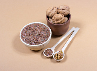 Sources of omega 3 fatty acids: flaxseeds and walnuts