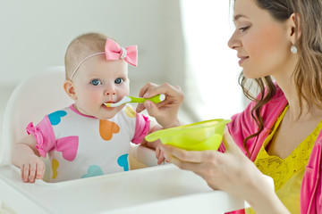 Obraz na płótnie Canvas A woman feeds her baby 