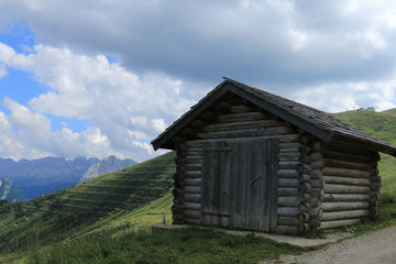 Fototapeta na wymiar Almhütte in den Dolomiten