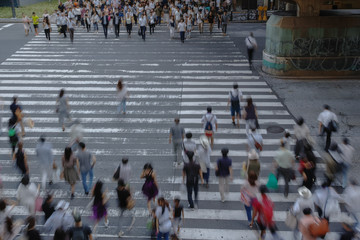 Obraz premium 横断歩道を渡る人々