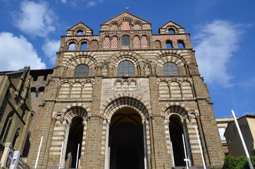 Fototapeta na wymiar Facade Cathédrale Notre Dame de l'Annonciation du Puy en Velay