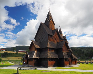 Fototapeta na wymiar Eglise en bois debout / Stavkirke de Heddal. Norvège