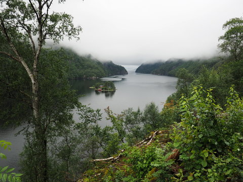 Maison sur un &icirc;lot isol&eacute; dans le fjord Lovrafjorden. Norv&egrave;ge