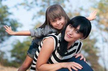 Fototapeta premium мама и дочь на прогулке в парке