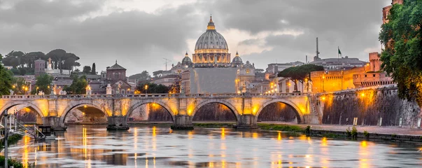 Fotobehang Rome en Vaticaan, stadsgezicht bij nacht, met de Sint-Pietersbasiliek en de brug over de rivier de Tiber © t0m15