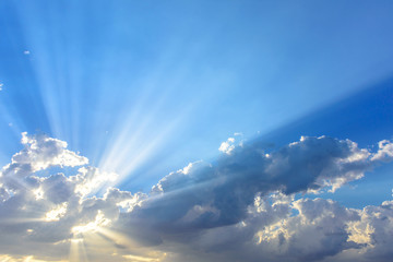 Naklejka premium Promienie słoneczne lub promienie światła przedzierające się przez chmury. Piękne s