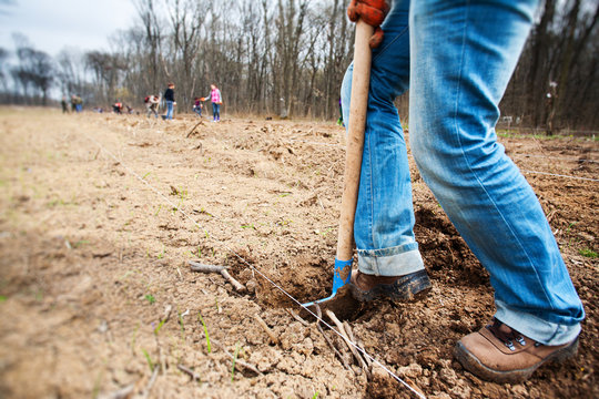 Digging soil using a shovel