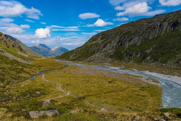 Hochtal mit Gletscherbach im Stubai