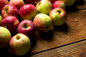 Naturalne wiejskie jabłka na drewnie