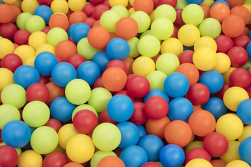 Fototapeta na wymiar Detail of many colorful plastic balls