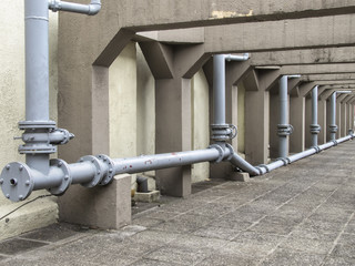 Estructura de columnas de hormigón y tuberías