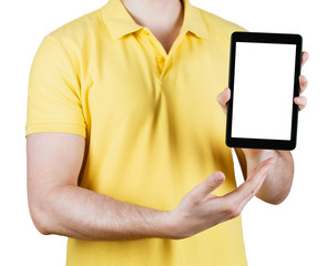 Молодой мужчина с планшетом в руках