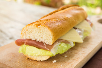 Panino al prosciutto crudo, formaggio e lattuga