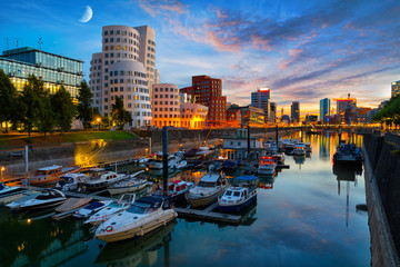 D&uuml;sseldorf Medienhafen am Abend