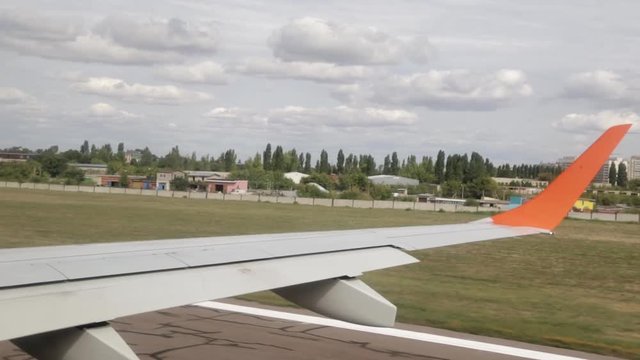 Взлет самолета Embraer, съемка из иллюминатора, город Саратов, Россия