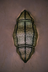 Oriental sconce shaped lace pattern