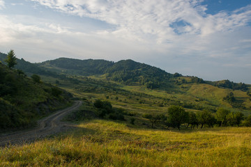 Dolina w rumuńskich górach, świt nad pastwiskiem