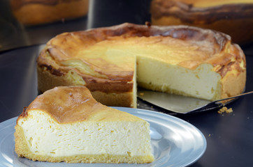 angeschnittener Käsekuchen