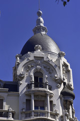 Torreón de la casa Gallardo. En la cúpula que corona la esquina del edificio destaca una G,...