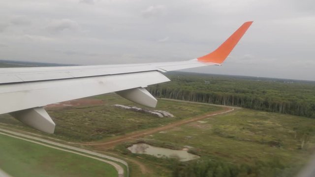 Вид из иллюминатора самолета при посадке