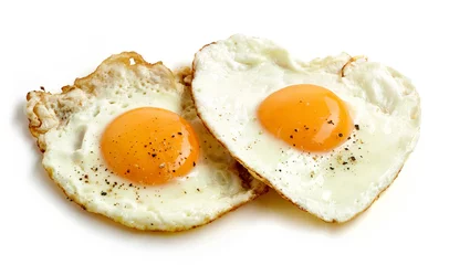 Foto op Plexiglas Spiegeleieren gebakken eieren op witte achtergrond