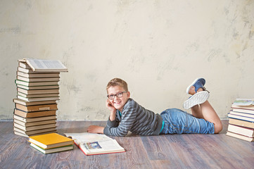 Fototapeta premium schoolboy with books