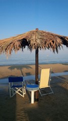 ombrellone e sdraio in riva al mare