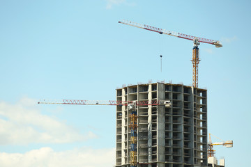 Naklejka premium Crane and building construction on sky background
