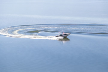 Obraz premium Boat U-Turn on Glass Lake