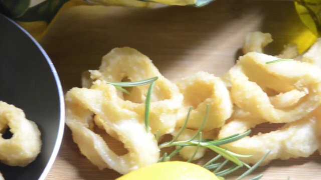 Calamares fritos Smażone kalmary Anelli di calamari a la romana Fried squid Calmars frits Stekt bl&auml;ckfisk