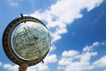 青空とアンティークの地球儀
