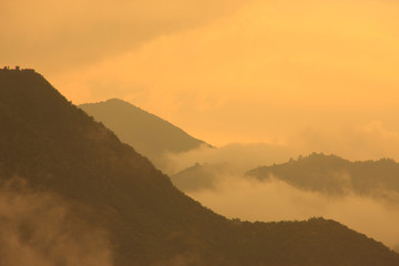 霧にかすむ山並み 