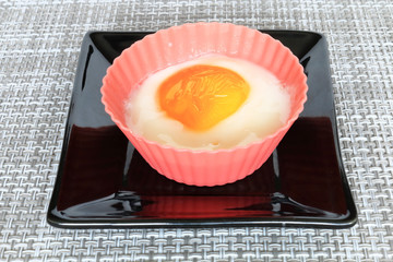 目玉焼き / シリコンカップに入れた卵を電子レンジで調理した。