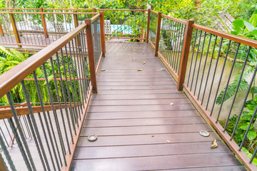 Obraz premium Wood bridge in the garden .