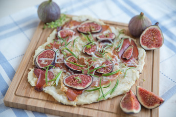 Flammkuchen mit Feigen, Speck und Rosmarin