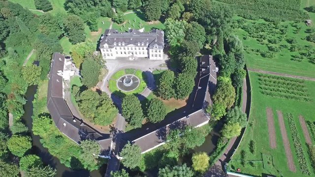 Luftaufnahme des historischen Schloss Morsbroich, Leverkusen, Deutschalnd