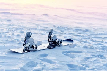 Crédence de cuisine en verre imprimé Sports dhiver Snowboarding in the snow at sunset