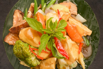 Top view of chicken and vegetable in sweet sour sauce
