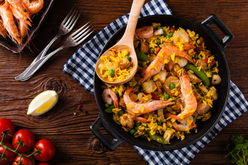 Traditional Spanish paella with seafood and chicken. - obrazy, fototapety, plakaty