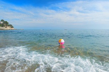 Fototapeta na wymiar Beach ball in sea