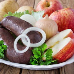 Grützwurst und Äpfel