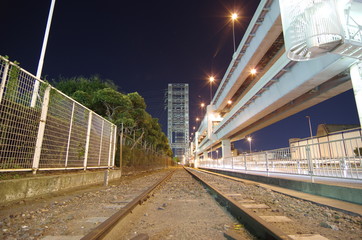 夜の鉄道と高速道路