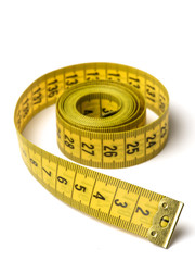 Cinta metrica amarilla de sastre y costura enrrollada y aislada en fondo blanco