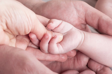 Baby handles on the mother's or father's palm